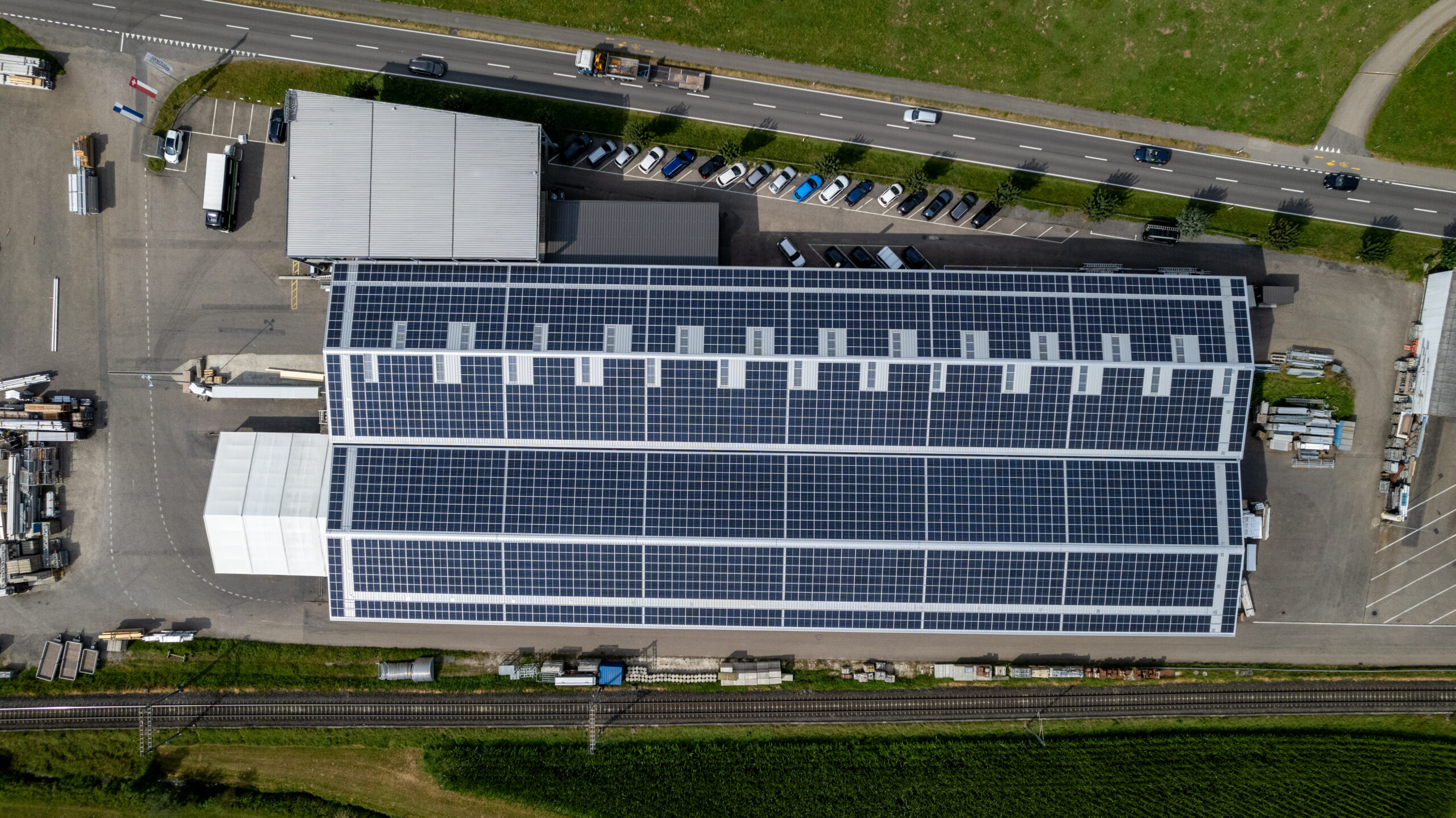 WILLISAU/LU,  25. AUGUST 2023 - HUNZIKER WILLISAU: PHOTOVOLTAIK-ANLAGE: Neu installierte Photovoltaik-Anlage (Solarzellen) auf dem Dach der Hunziker AG in Willisau.   

ths/Photo by: THOMI STUDHALTER / HUNZIKER
