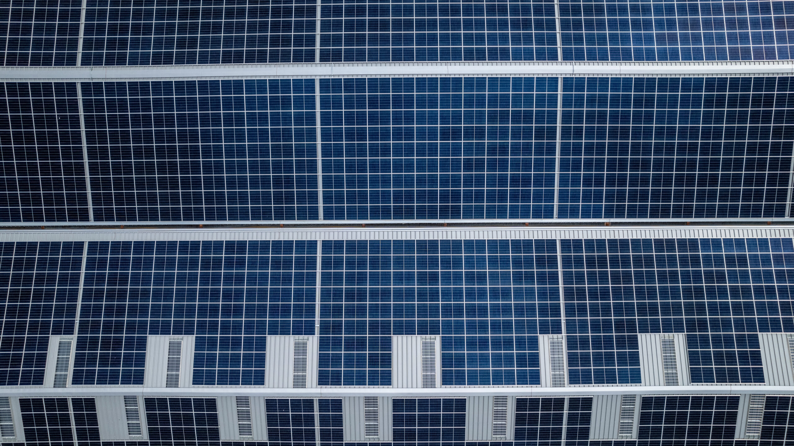 WILLISAU/LU,  25. AUGUST 2023 - HUNZIKER WILLISAU: PHOTOVOLTAIK-ANLAGE: Neu installierte Photovoltaik-Anlage (Solarzellen) auf dem Dach der Hunziker AG in Willisau.   

ths/Photo by: THOMI STUDHALTER / HUNZIKER