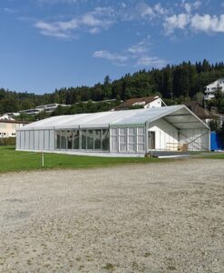 Provisorium Lagerzelt mit fester Einwandung, Holzboden, Tischgarnituren, Flüchtlingsunterkunft