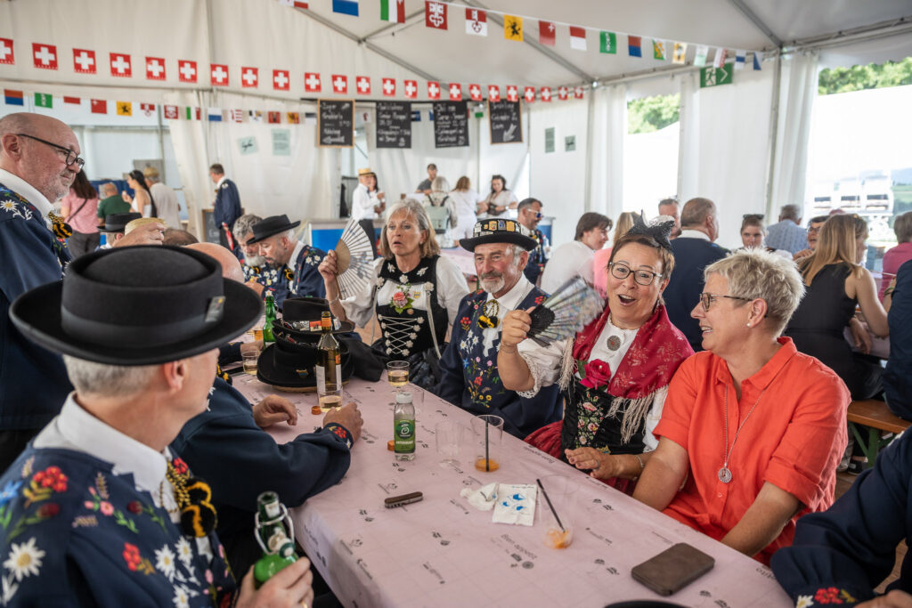 Jodlerzelt, Doppelstockzelt mieten, Tischgarnituren mieten, Stehtische mieten, Verkaufszelt mieten, Barzelt mieten